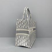 Medium Dior Book Tote Ecru and Gray Dior Oblique Embroidery Size 36 x 27.5 x 16.5 cm - 5