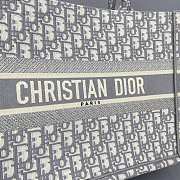 Medium Dior Book Tote Ecru and Gray Dior Oblique Embroidery Size 36 x 27.5 x 16.5 cm - 2