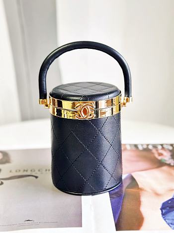 Chanel Clutch With Chain Lambskin & Gold-Tone Metal Black Size 10.5 × 9.4 × 8.3 cm