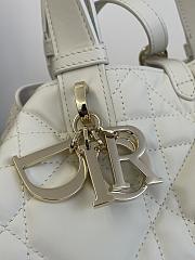 Medium Dior Toujours Bag Latte Macrocannage Calfskin Size 28.5 x 21.5 x 19 cm - 4