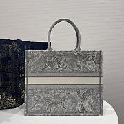 Large Dior Book Tote Gray and Ecru Toile de Jouy Reverse Embroidery Size 42 x 35 x 18.5 cm - 3