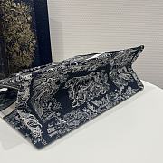 Large Dior Book Tote Blue and Ecru Toile de Jouy Reverse Embroidery Size 42 x 35 x 18.5 cm - 4