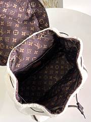 Louis Vuitton M23384 LV Ski Backpack Cream/Brown Shearling Size 31 x 31 x 17 cm - 4