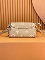 Louis Vuitton M45836 Favourite Bag Grey/Cream Size 24 x 14 x 9 cm - 4