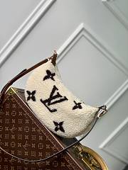 Louis Vuitton M23321 Over The Moon Bag Cream/Brown Shearling Size 27.5 x 16 x 7 cm - 1