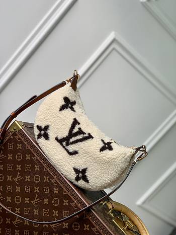 Louis Vuitton M23321 Over The Moon Bag Cream/Brown Shearling Size 27.5 x 16 x 7 cm