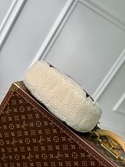 Louis Vuitton M23321 Over The Moon Bag Cream/Brown Shearling Size 27.5 x 16 x 7 cm - 3