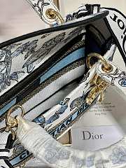Medium Lady D-Lite Bag White and Pastel Midnight Blue Toile de Jouy Mexico Embroidery Size 24 x 20 x 11 cm - 3