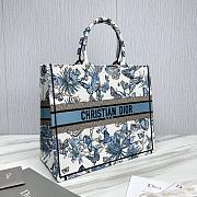Large Dior Book Tote White and Pastel Midnight Blue Toile de Jouy Mexico Embroidery Size 42 x 35 x 18.5 cm - 2