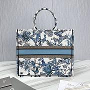 Large Dior Book Tote White and Pastel Midnight Blue Toile de Jouy Mexico Embroidery Size 42 x 35 x 18.5 cm - 4