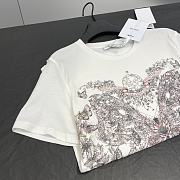 Dior T-Shirt White Cotton and Linen Jersey with Pastel Pink Butterfly Around The World Motif - 2