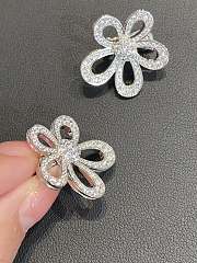 Van Cleef & Arpels Flowerlace Earrings - 4