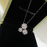 Van Cleef & Arpels Lotus Pendant 3 Flowers - 5