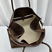 The Row Soft Margaux 17 Bag In Suede Desert Brown Size 43x24x30 cm - 4
