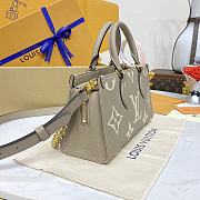 Louis Vuitton M23641 OnTheGo East West Tote Bag Bicolour Size 25 x 13 x 10 cm - 5