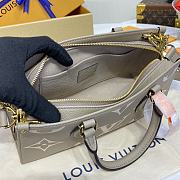 Louis Vuitton M23641 OnTheGo East West Tote Bag Bicolour Size 25 x 13 x 10 cm - 2