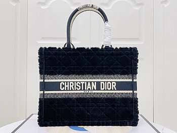 Medium Dior Book Tote Navy Blue Cannage Shearling Size 36 x 27.5 x 16.5 cm