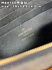 Louis Vuitton M68750 Twist Belt Chain Pouch Black Size 19 x 13.5 x 4.2 cm - 2