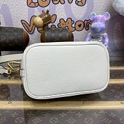 Louis Vuitton M24638 Lock And Walk White Size 20 x 20.5 x 12 cm - 4