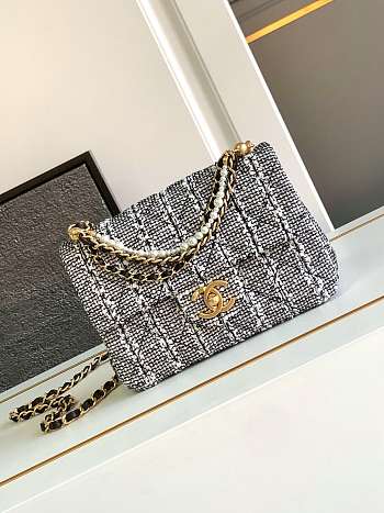 Chanel Mini Flap Bag AS4384 Black & White Tweed Size 14.5 × 19.5 × 7.5 cm