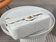 Chanel Small Classic Handbag with Heart Pearl Crush White Lamskin 14.5 × 23 × 6 cm - 4