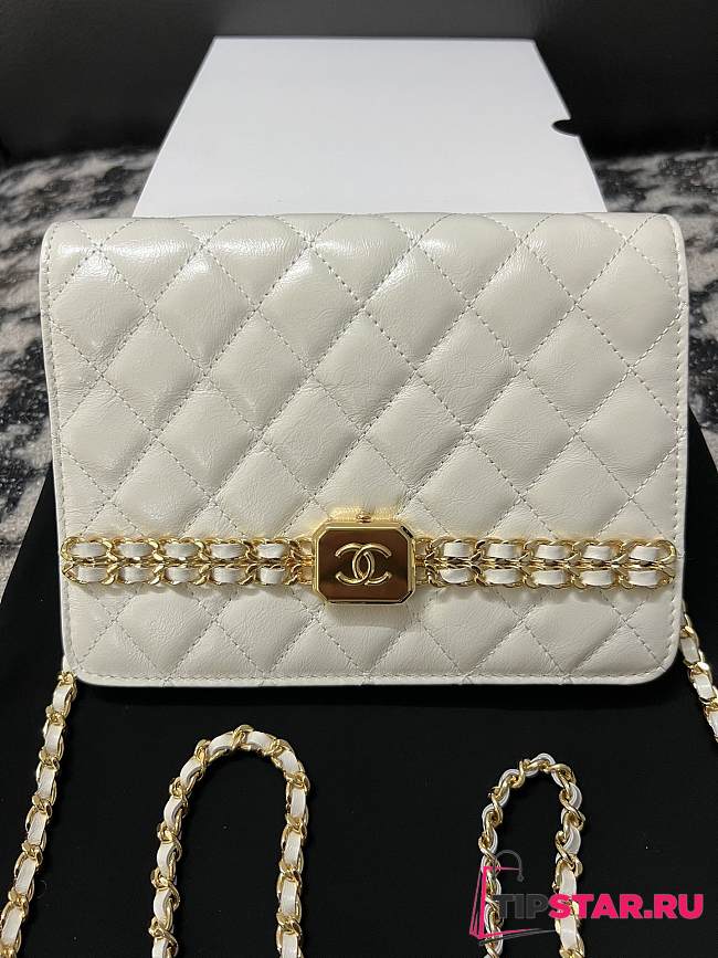 Chanel 24S White Leather Chain Bag 18.5x14.5 cm - 1