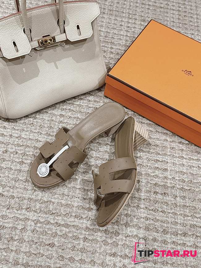 Hermes Oasis Sandal Ostrich Étoupe 4.5cm - 1