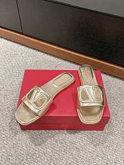 VLTN Vlogo Cut Out Laminated Nappa Leather Slide Sandal Platinum/Antique Brass - 5