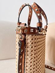 Valentino Garavani Rockstud Raffia With Leather Bucket Bag 16X19X8.5CM - 6