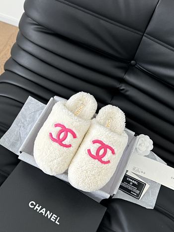 Chanel 24B new furry white&pink slippers