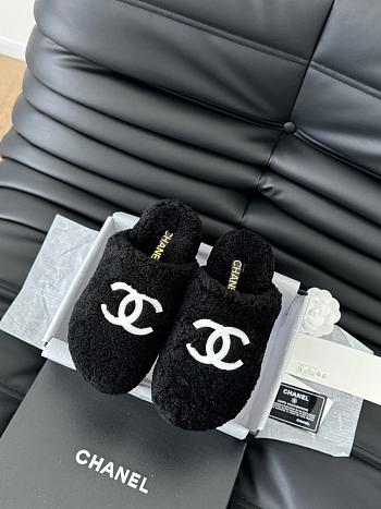 Chanel 24B new furry black&white slippers