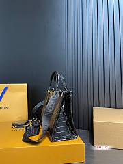 LV 24 New Crocodile Pattern Onthego East West Black 25*20cm - 5