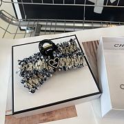 Chanel's latest small finger clip - 1