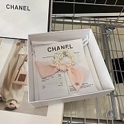 Chanel's new small pearl hairband - 4