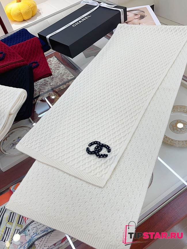 Chanel's rare knitted white scaft - 1