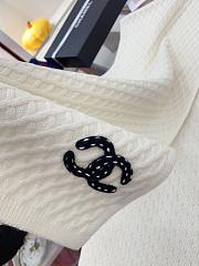 Chanel's rare knitted white scaft - 3