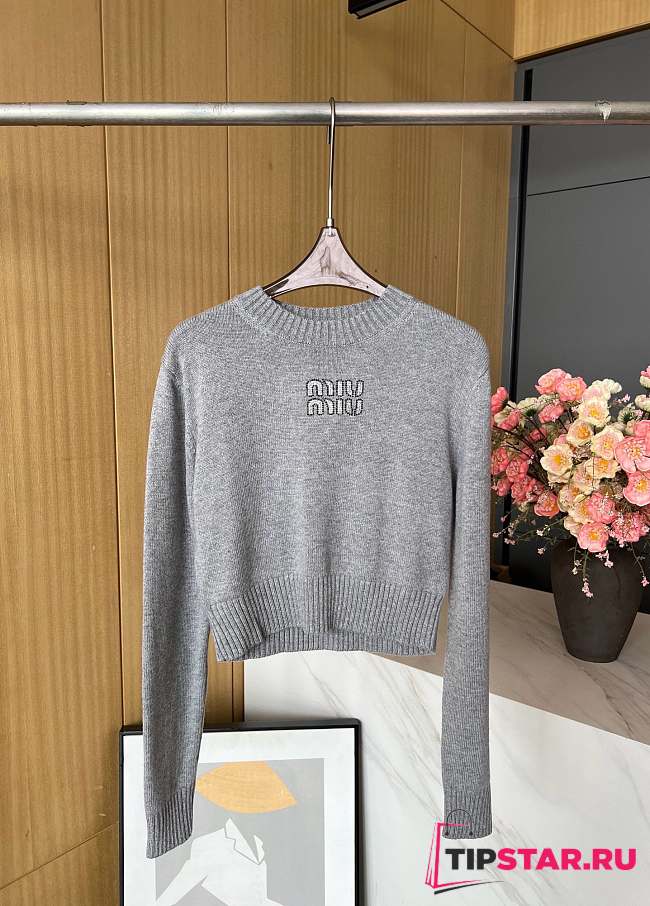 Miu Miu rhinestone letter cashmere short grey knitted pullover - 1