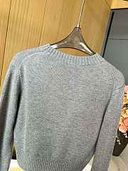 Miu Miu rhinestone letter cashmere short grey knitted pullover - 5