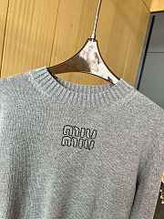 Miu Miu rhinestone letter cashmere short grey knitted pullover - 6