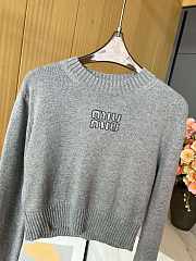 Miu Miu rhinestone letter cashmere short grey knitted pullover - 4