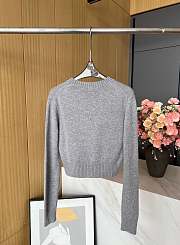 Miu Miu rhinestone letter cashmere short grey knitted pullover - 3