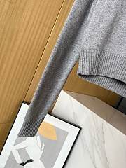 Miu Miu rhinestone letter cashmere short grey knitted pullover - 2