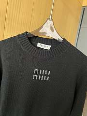 Miu Miu rhinestone letter cashmere short black knitted pullover - 6