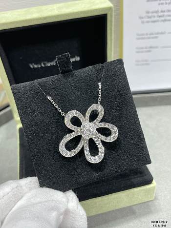 VCA full diamond flower necklace, breaking the classic four-leaf clover