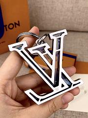 LV  Plexi bag charm enlarges the classic keychain - 3