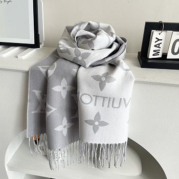  Louis Vuitton's hottest grey and white scarf