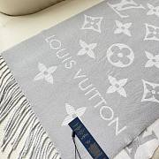  Louis Vuitton's hottest grey and white scarf - 5