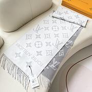  Louis Vuitton's hottest grey and white scarf - 4