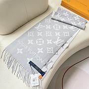  Louis Vuitton's hottest grey and white scarf - 2