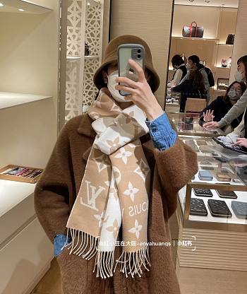 Louis Vuitton's hottest brown and white scarf